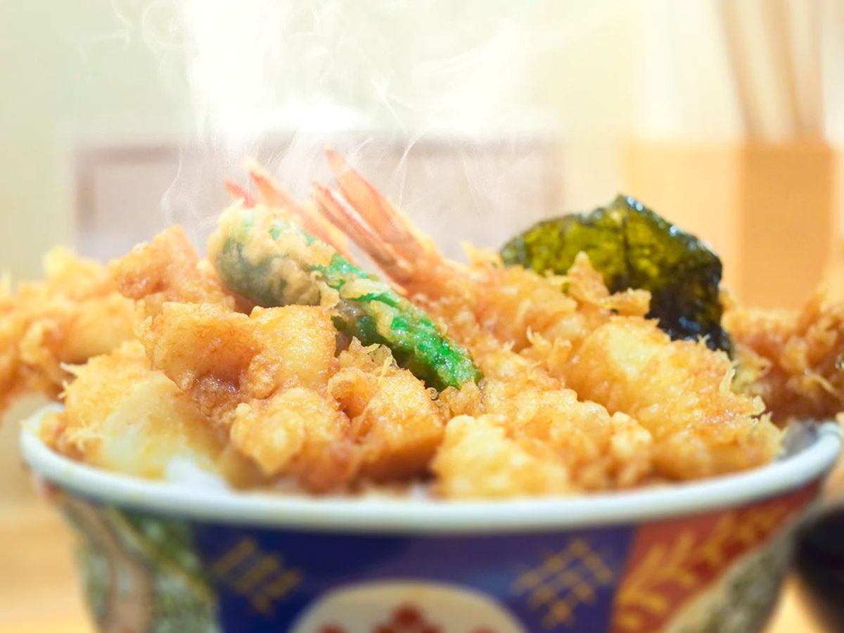 Tempura bowl with shrimp, vegetables, and broccoli, garnished with green onions