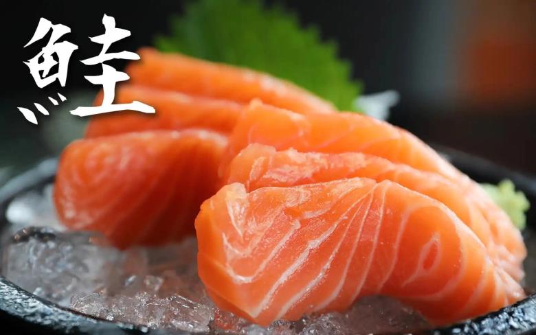 新鮮なサーモン握り寿司、黒い皿に盛り付け、緑の大葉添え

(Fresh salmon nigiri sushi on black plate with green shiso leaf)